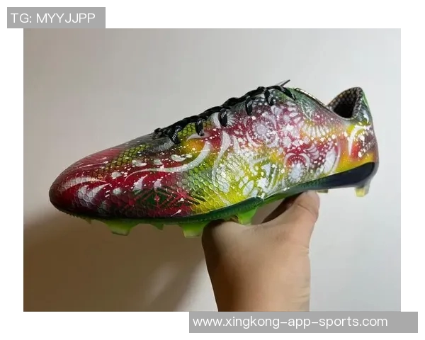 球星纷纷上脚的刺客足球鞋引领潮流，彰显速度与精准的完美结合