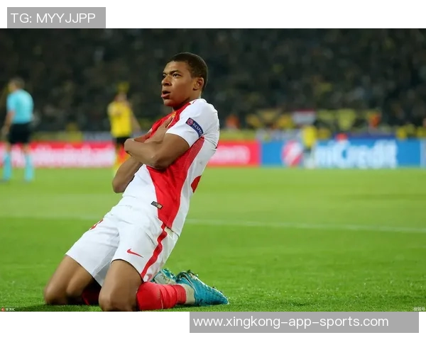 足球赛场巨星风采尽显，荣耀背后与拼搏历程相伴